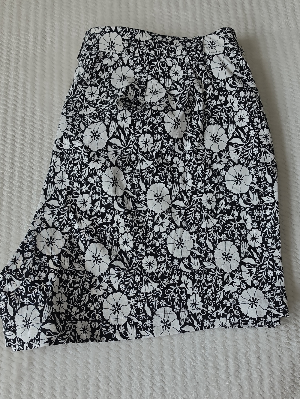 International Concepts Black & White Floral A-Line Short Kati Garden